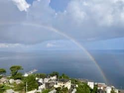 御蔵島にかかる虹