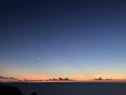 御蔵島からみた夕日と三日月