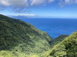 御蔵島からみた三宅島、伊豆大島もうっすらみえる