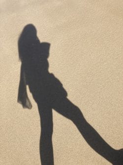 砂浜にうつるシルエット